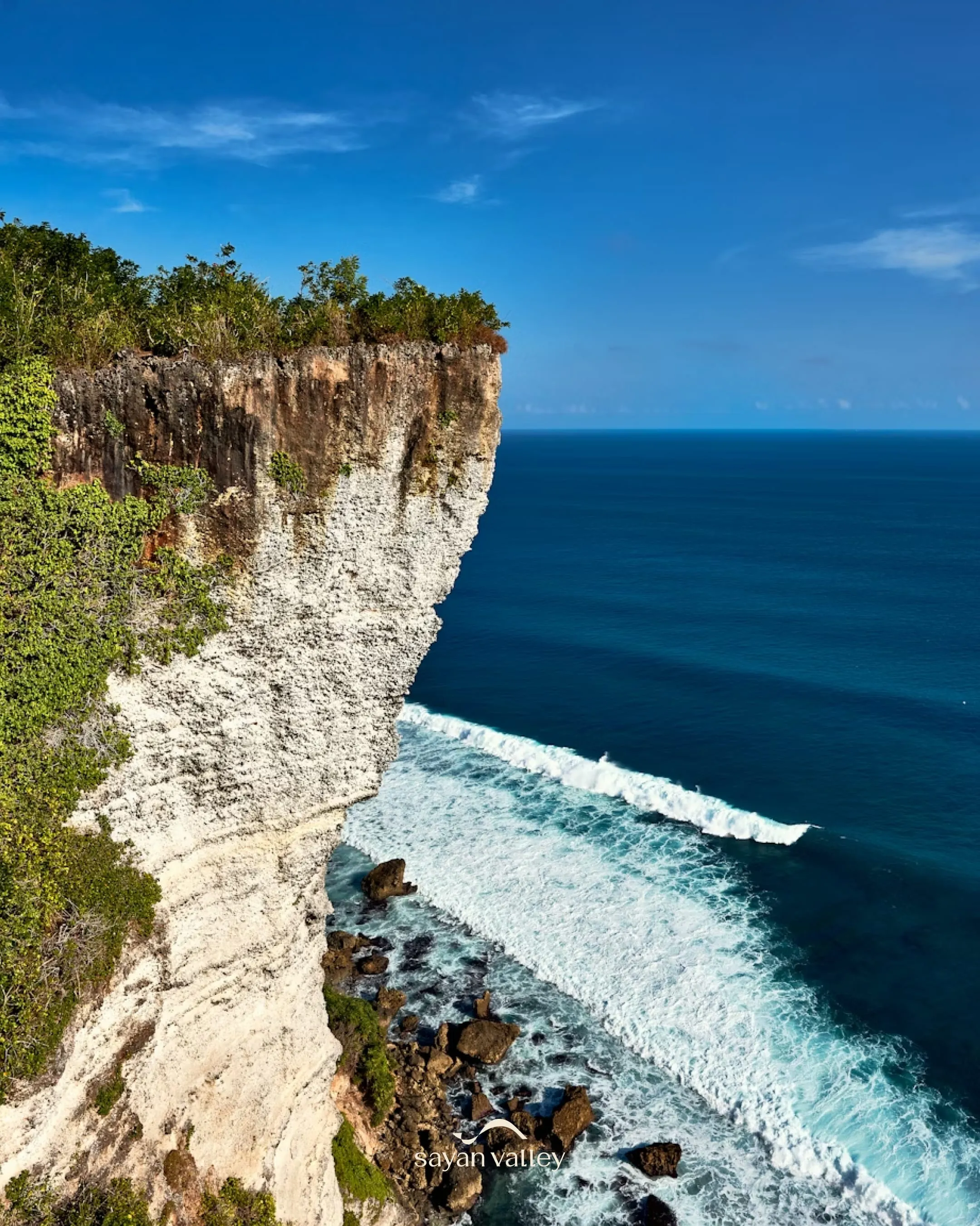 karang-boma-cliff-uluwatu-bali-sunset-point Scenic mountain peaks and lush greenery captured during the magical sunset time in bali.